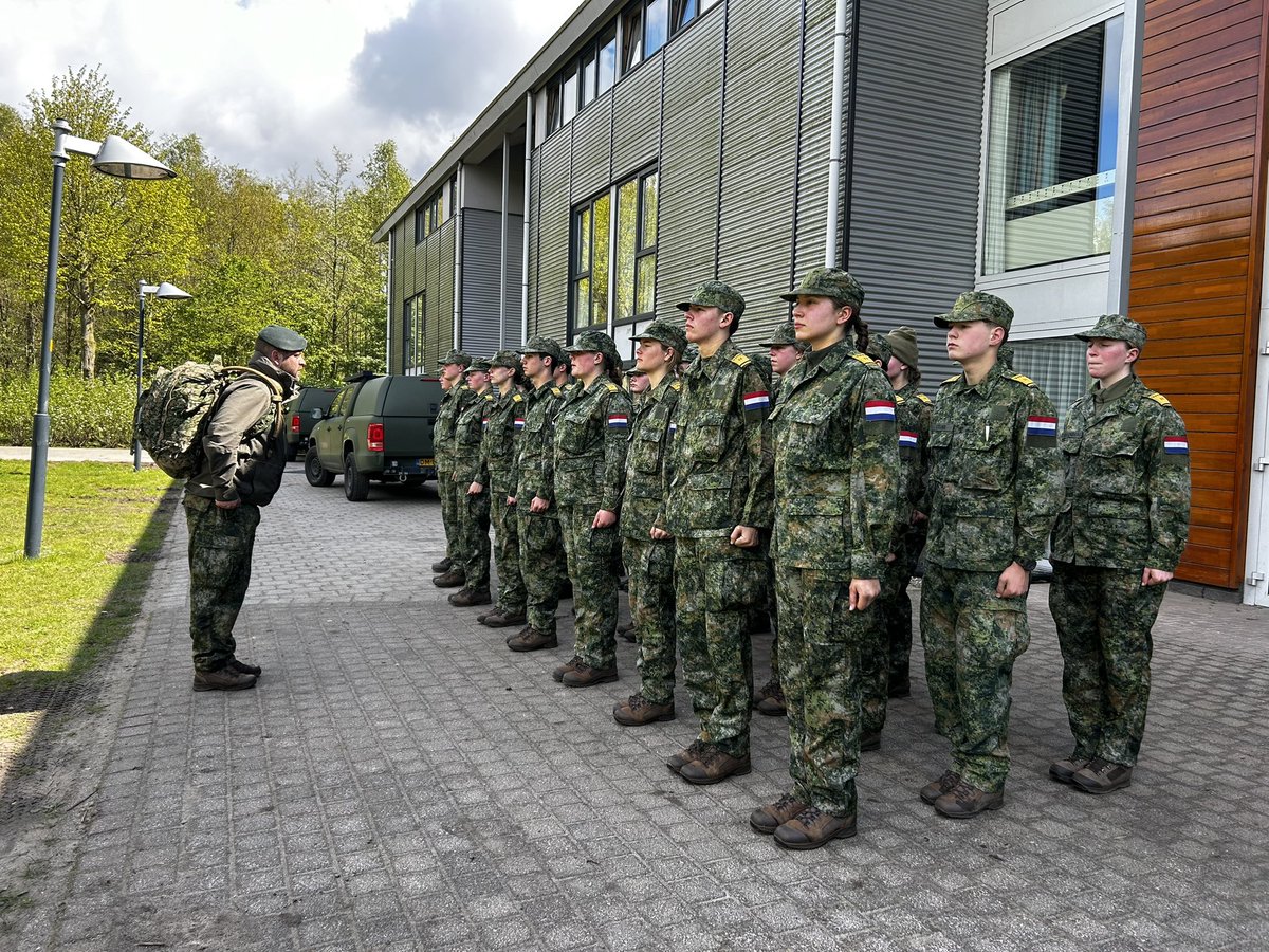 PerryVermeulen's tweet photo. Hele boeiende dag op de kazerne in Oirschot, met studenten van Summa Veiligheid en vertegenwoordigers van Defensie. Interessante discussies, nieuwe inzichten, enthousiaste toekomstige militairen!
#eindhoven @summacollege https://t.co/cwci9RLhrl
