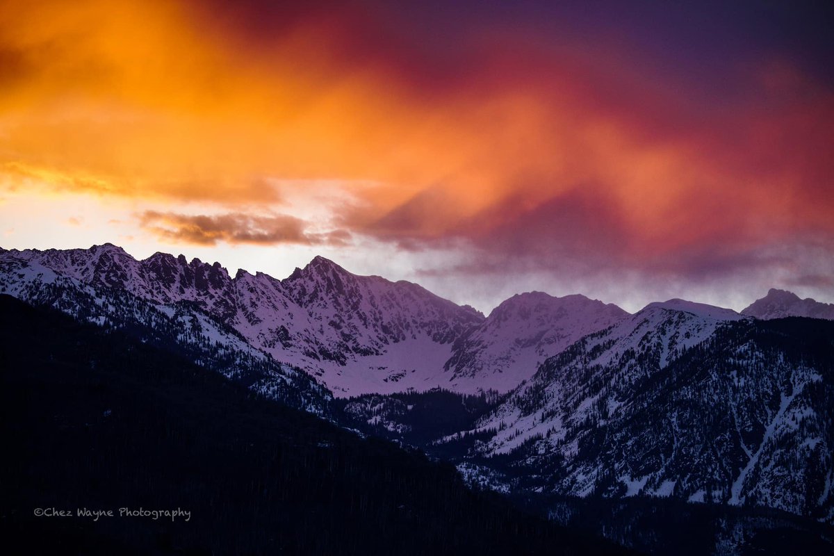 'This morning’s alpenglow sunrise over the Gore Range.'

📸: Wayne Redovian