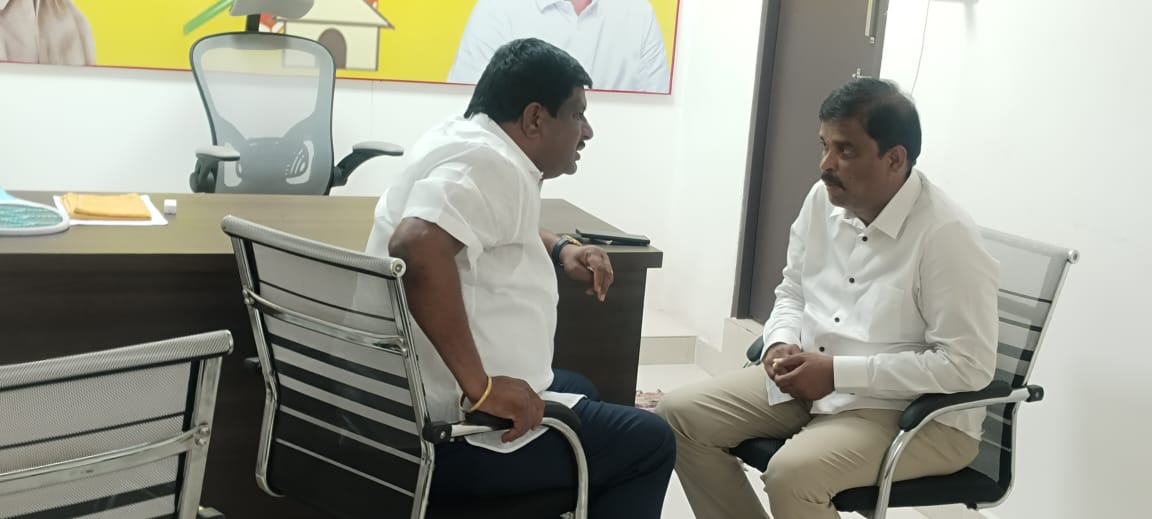 PrabhakarVPC's tweet photo. కర్నూల్ జిల్లాలో 28వ తారీఖున కోడుమూరు నియోజకవర్గంలో జరగబోయే మాజీముఖ్యమంత్రి నారా చంద్రబాబు నాయుడు గారి పర్యటన ఏర్పాట్లు గురించి చంద్రబాబు గారి పోగ్రామ్ కోర్డినేటర్ రాజశేఖర్ గారు మరియు ఇతర నేతలతో కలిసి చర్చించడం జరిగింది.
#vykuntamprabhakarchowdary
#teamVPC https://t.co/xapWp53set