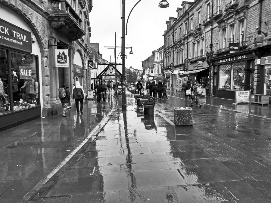 BUXTON 02-11-19.
Spring Gardens in the rain.
#Buxton #Derbyshire #streetphotography #blackandwhitephotography