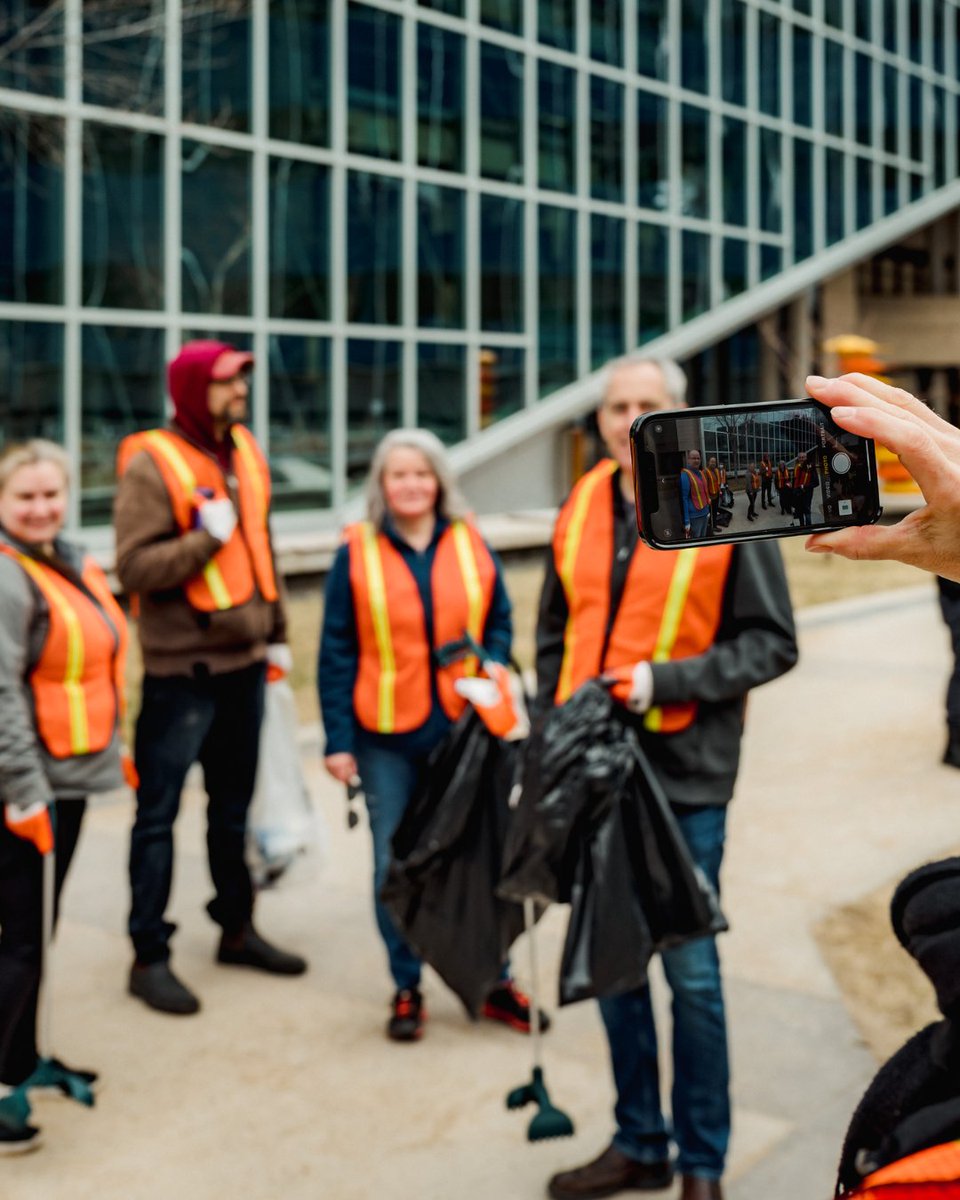 Got plans for May 7? Join us for the Downtown Spring CleanUp presented by @ManitobaHydro! Tag along with: ✅ work buds ✅ fellow downtown residents ✅…or fly solo! Registration closes in ONE WEEK – Wednesday, May 1! Sign up now: bit.ly/4d9juMt #FindItDowntown