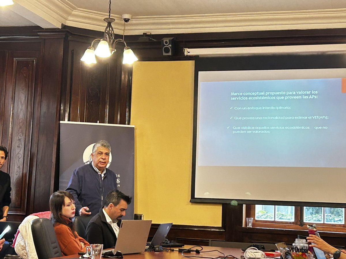 CEDES_USS's tweet photo. Presentando ejemplos de valoración de servicios ecosistémicos realizados por investigadores CEDES en reunión que evaluará cuenca del Río Bueno #Valdivia https://t.co/zy1I67ORYZ