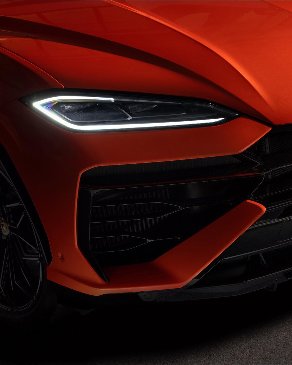 LamborghiniChel's tweet photo. The new Lamborghini Urus SE.

The first plug-in hybrid Super SUV. New design, 800 CV of pure power, over 60 km range in electric mode.

#Lamborghini #UrusSE #DareToLiveMore
__
The fuel consumption and emissions data are in the type of approval stage. https://t.co/04LKGr5vBR