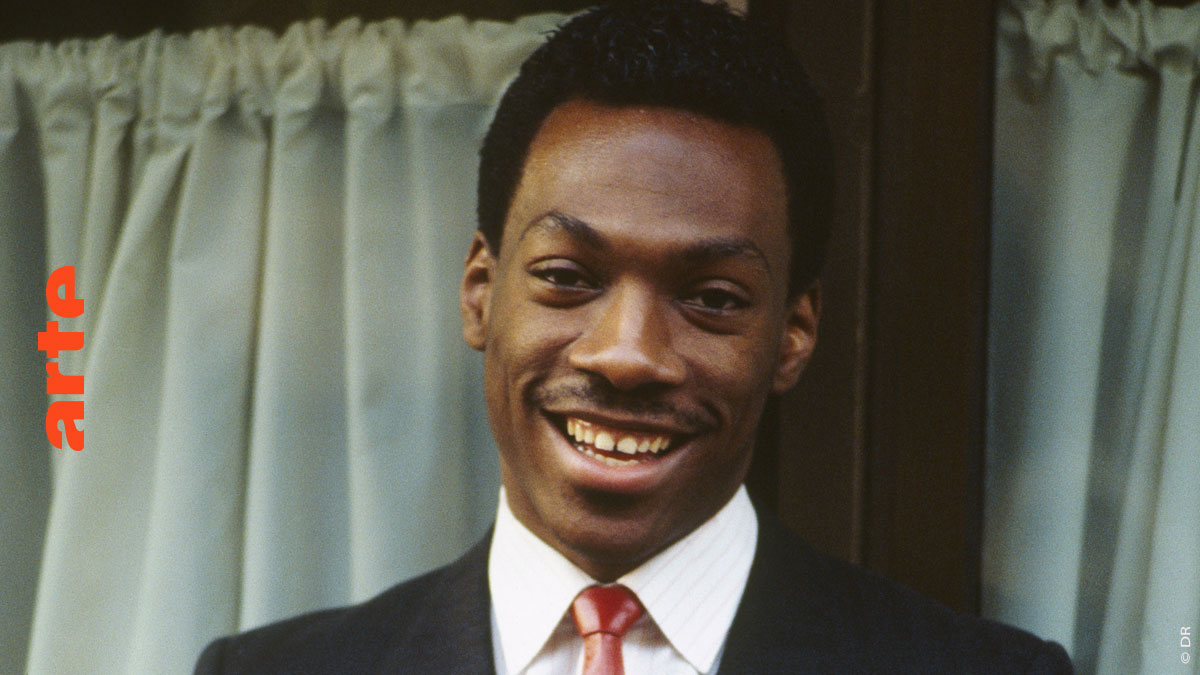 Superstar du rire américain, #EddieMurphy fut le premier Afro-Américain mondialement adulé par un public blanc. Sur @ARTEFr le 31.05/en ligne dès le 24, le portrait joyeux d’un artiste consensuel qui n’a jamais mis sa langue dans sa poche. #Cinéma ➡ tinyurl.com/2s4ybs27