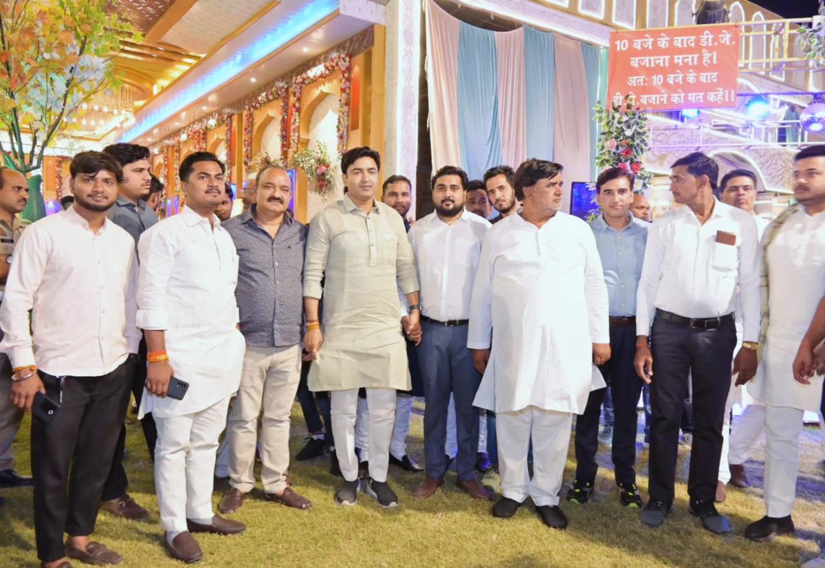 JANTA4jitendra's tweet photo. प्रिय भाई अनुभव सिंह जी के यहां मांगलिक कार्यक्रम में बिठूर विधायक बड़े भईया श्री Abhijeet Singh Sanga जी के साथ।।

Abhijeet Singh Sanga 
Jitendra savita - जितेंद्र सविता 
Janta Vikas Seva Sansthan https://t.co/cFeSTRKsDy