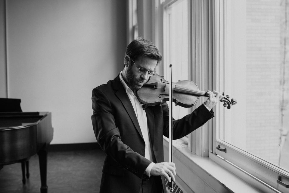 NaxosenEspanol's tweet photo. No se pierdan nuestra entrevista con el violinista argentino @tomascotik quien nos habla acerca de su nueva grabación @naxosrecords con obras de Piazzolla, en nuestro podcast que pueden escuchar en todas las plataformas digitales aquí https://t.co/hY9kuaXx1l https://t.co/Xjk9XHyirV