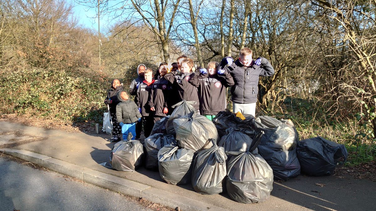 Next month, @VeoliaUK’s Sustainability Fund will launch for the fourth year, ready to support even more fantastic community projects in Merton like Mitcham Football Club’s litter pick. Keep your eyes peeled for more information coming soon...💚