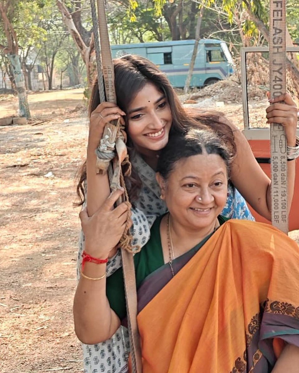 My favourite on set... how in awe of her I am if you are 80's-90's kid you must know what a powerhouse of a performer she is... but wait for #vvy, she is going to blow your minds... my baby kanthamm❤️❤️