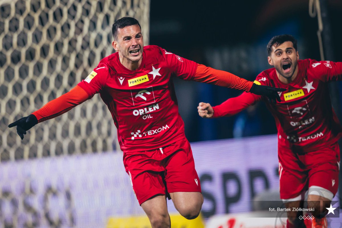 Eugeniogonza2's tweet photo. Un @rodadoangel9 que había tenido antes dos buenas ocasiones todas en la 2ª parte en la que el Wisła apretó tras una anodina 1ª. El delantero suma ya 18 goles esta temporada, 15 de ellos en liga aspirando claramente al trofeo a máximo goleador en esta #Fortuna1Liga
#RESWIS https://t.co/zETIjR00C1