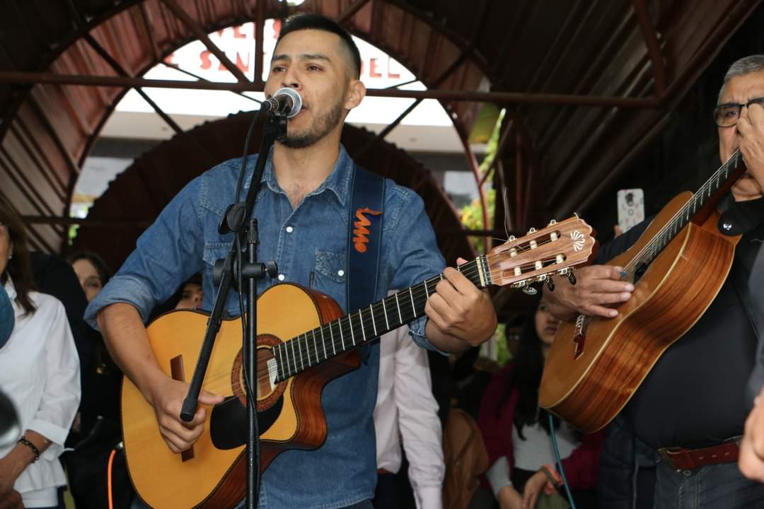 📖Abrazo Simbólico en defensa de la Universidad Pública Argentina

📍La comunidad universitaria de la UNSE, participó del Abrazo Simbólico por la Universidad Pública Argentina, convocada por el Consejo Superior en consonancia con las acciones que se desarrollan en todo el país.