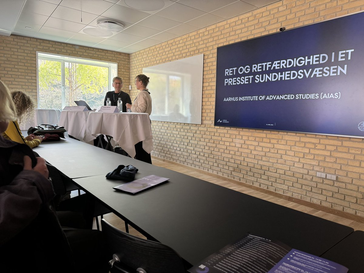 AarhusUni's tweet image. Paneldebatterne er tilbage på programmet til @forskdk på #AarhusUni. Lene Aarøe, Jes Bak Sørensen og Cecilie Eriksen diskuterer “Ret og retfærdighed i et presset sundhedsvæsen” med Andreas Roepstorff som moderator. @aaroe_lene @androrff #dksund @AIAS_dk