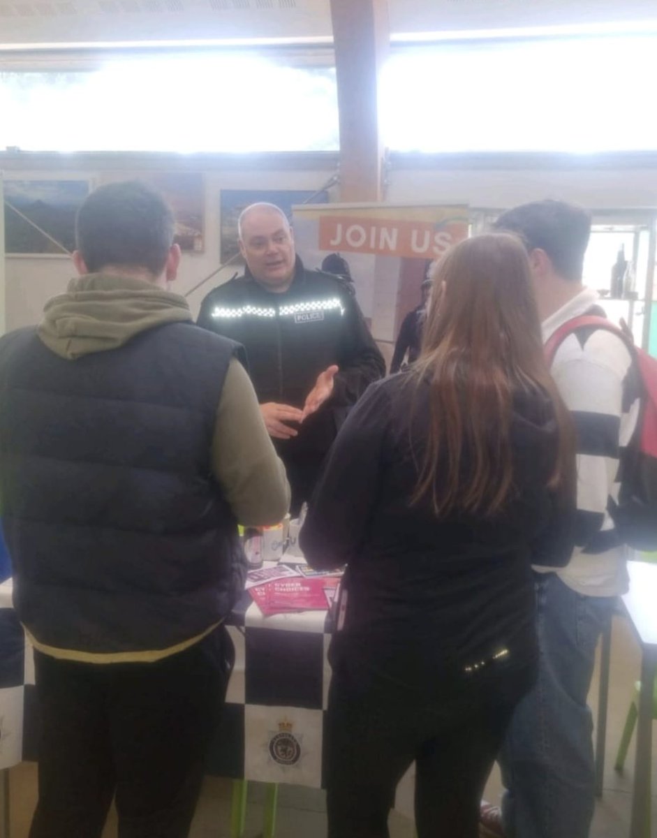 The team have been speaking with students at @AskhamBryan Middlesbrough campus at a recent careers fair. We enjoy answering questions about policing careers #thejob #clevelandpolice ⬇️⬇️For more info see⬇️⬇️ cleveland.police.uk/police-forces/…