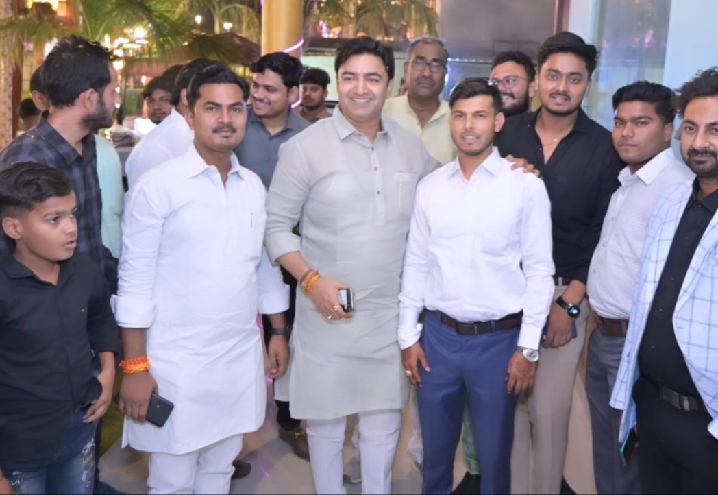 JANTA4jitendra's tweet photo. प्रिय भाई अनुभव सिंह जी के यहां मांगलिक कार्यक्रम में बिठूर विधायक बड़े भईया श्री Abhijeet Singh Sanga जी के साथ।।

Abhijeet Singh Sanga 
Jitendra savita - जितेंद्र सविता 
Janta Vikas Seva Sansthan https://t.co/cFeSTRKsDy