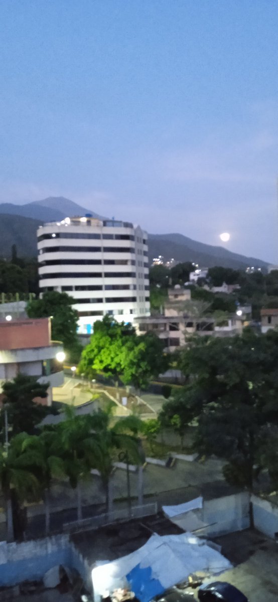 gonzalez_keyra's tweet photo. Picacho y la luna https://t.co/ULxeR9klyC