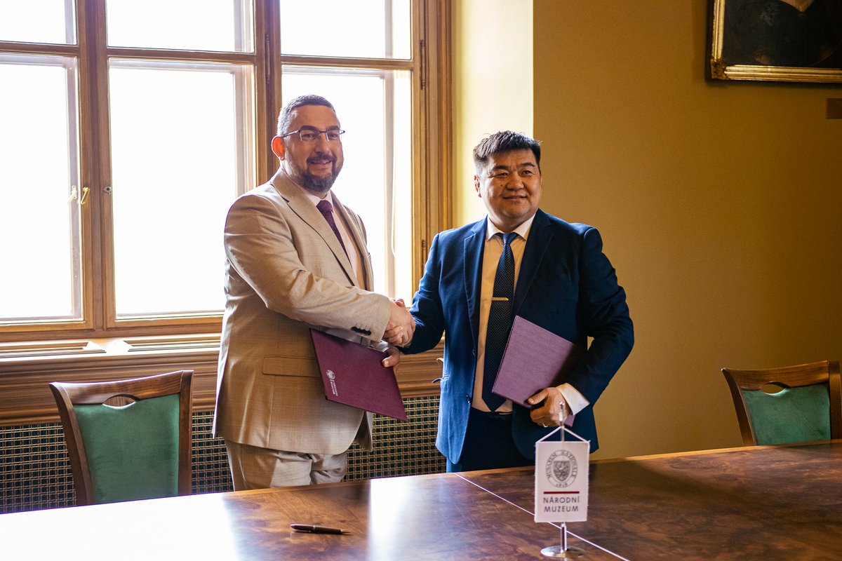 Je to černé na bílém! Dnes jsme s ředitelem mongolského Chinggis khaan National Museum podepsali memorandum o spolupráci. Tudíž výstavě Čingischán, která se otevře již v roce 2025 v Historické budově už nic nestojí v cestě. 😊