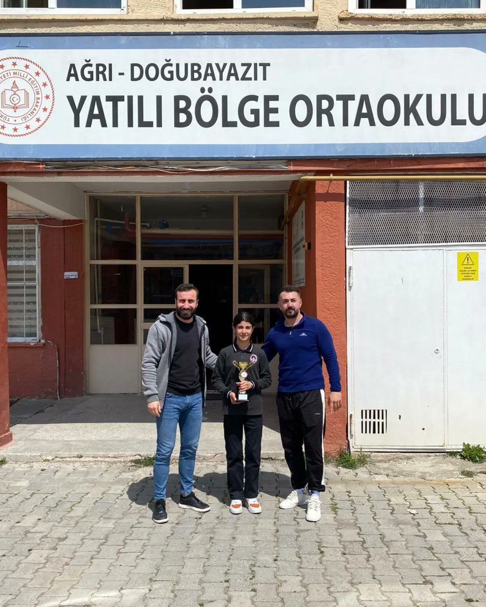 Okulumuz masa tenisi turnuvasında ilçe 3.sü olmuştur. Bu etkin başarılarından dolayı öğrencimizi tebrik ederiz. Katkılarından dolayı Beden eğitimi öğretmenlerimize teşekkür ederiz. 😊

#doğubeyazıtybo
#masatenisiturnuvası