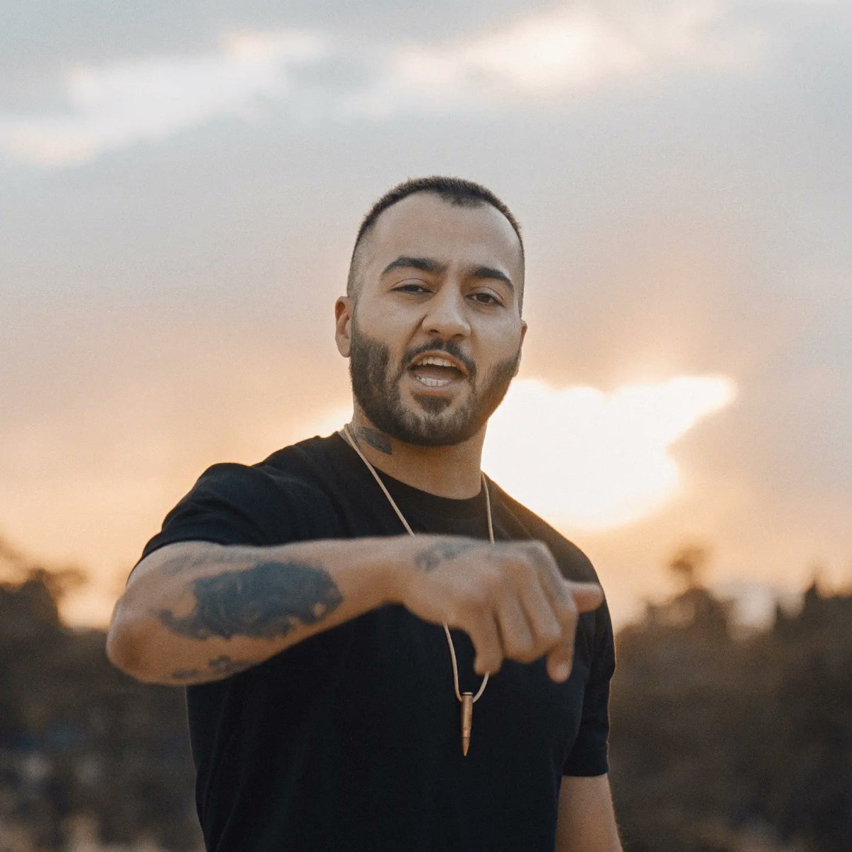 ULTIM'ORA: Notizia shock dall'#Iran!
La Repubblica islamica ha condannato a morte il famoso rapper #ToomajSalehi. Il popolare artista e compositore aveva cantato la rivoluzione "Donna, Vita, Libertà" e la sua musica ha accompagnato la voce dei giovani in #Iran che hanno lottato e