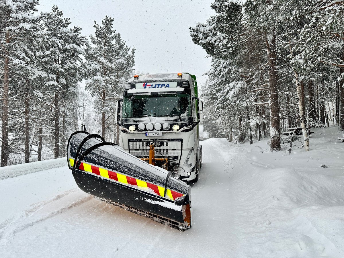 designwerkgroup's tweet photo. 3/3 - Elektrische Strasseneröffnung in Norwegen // Electric road opening in Norway⚡❄ 

The complete test results can be found on our homepage under https://t.co/6Q1rRHJD8h

#Designwerk #SnowPlow #ElectricTruck #ElectricVehicles https://t.co/6JJbPSwRN1
