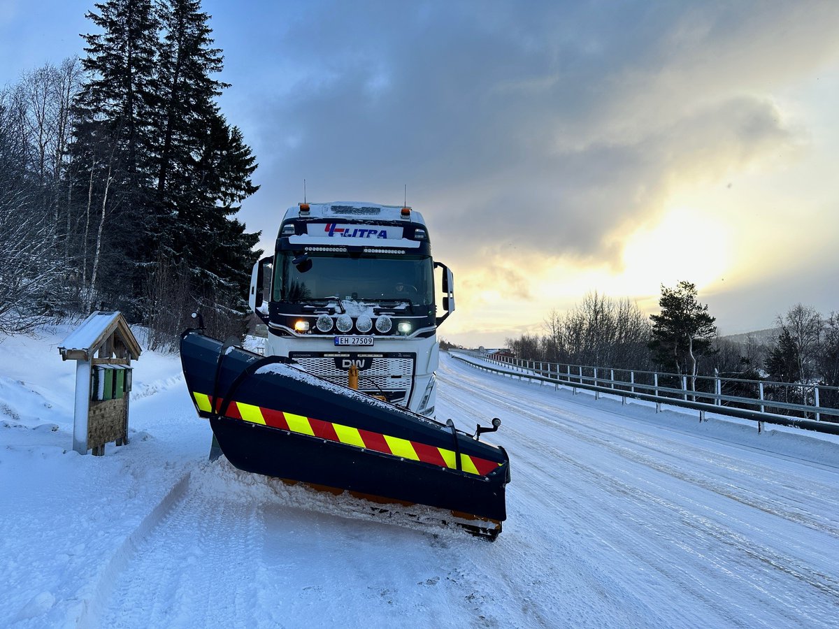 designwerkgroup's tweet photo. 3/3 - Elektrische Strasseneröffnung in Norwegen // Electric road opening in Norway⚡❄ 

The complete test results can be found on our homepage under https://t.co/6Q1rRHJD8h

#Designwerk #SnowPlow #ElectricTruck #ElectricVehicles https://t.co/6JJbPSwRN1