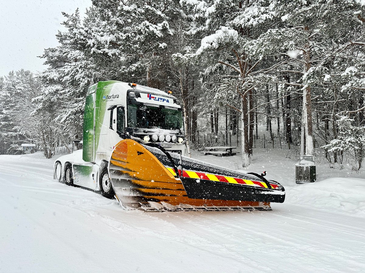 designwerkgroup's tweet photo. 3/3 - Elektrische Strasseneröffnung in Norwegen // Electric road opening in Norway⚡❄ 

The complete test results can be found on our homepage under https://t.co/6Q1rRHJD8h

#Designwerk #SnowPlow #ElectricTruck #ElectricVehicles https://t.co/6JJbPSwRN1