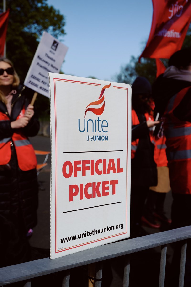 📣 EQUAL PAY NOW❗️ Strike action has continued this week for theatre recovery nurses at Arrowe Park Hospital. With further strike dates set to take place in the coming weeks, Unite is behind them 100% ✊🚩