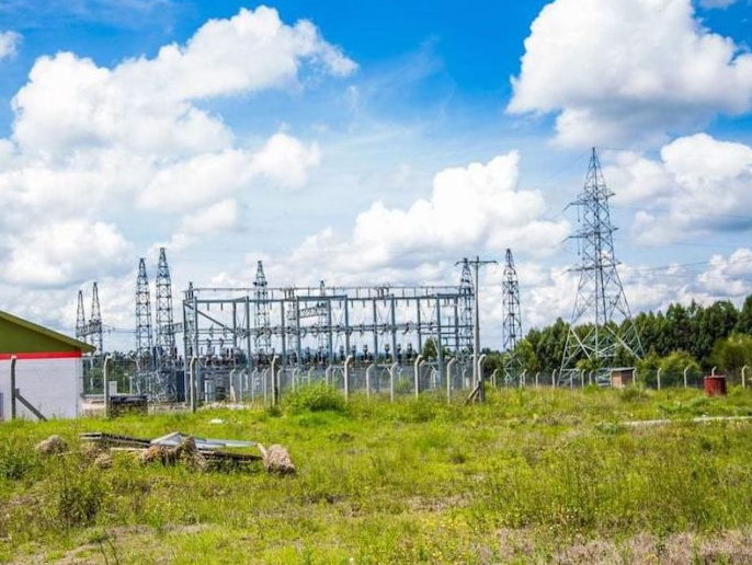 An electricity transmission line in a key agricultural hub in Kenya is revolutionising energy access and enhancing services. Read more: eu1.hubs.ly/H08N9f90 #EnergyTransformation #Kenya