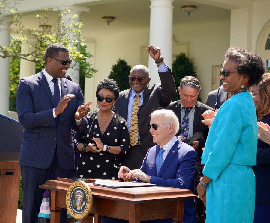 Happy #EarthMonth2024: Guess the one person who shows up in the photos of two presidential #EnvironmentalJustice Executive Orders, signed nearly three decades apart, 1994 and 2013? An EJ History fun fact. Hint: @BullardCenter