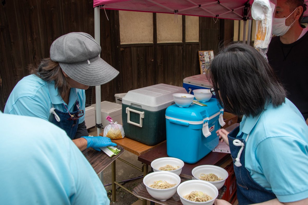 先週末の今日はこちらへは、深谷市にあります #丸山酒造 の蔵開きイベントで #想いを紡ぐ会 #日本橋粉の会 の皆さんが手打ちそばを提供しました。