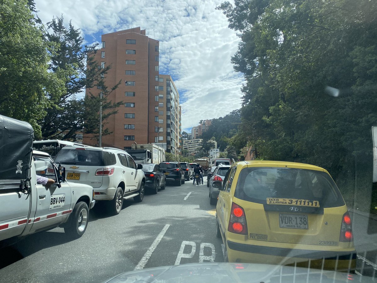 Marce_Tabares's tweet photo. ⚠️#Bogotá si van hacia el norte, no tomen la circunvalar. Está colapsada por accidente en la vía La Calera. Si están ya por la circunvalar, salgan a la primera oportunidad. Esto no se mueve 😭😭 https://t.co/NpZidtCWoy