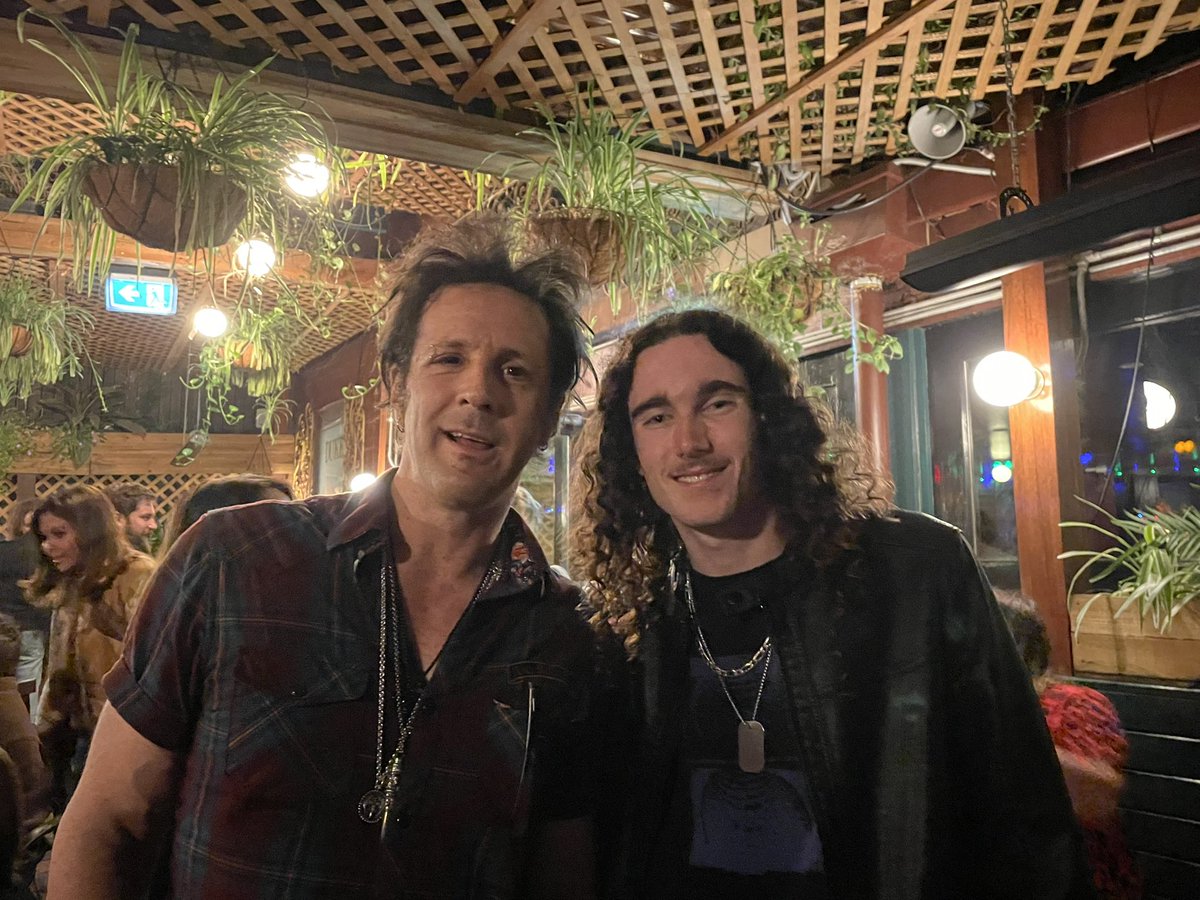 Good times catching up with @ryanroxie and @glen_sobel from the @alicecooper band! 

#tomashillsbass #ryanroxie #glensobel #alicecooper #rocknroll #sydney #australia