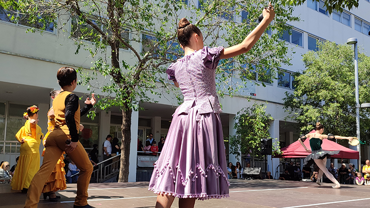 💃 Aquest cap de setmana, diverses escoles de ball surten al carrer per celebrar el #DiadelaDansa: Escoles del #Clot i #Poblenou 📍 Pg. Marítim del Bogatell @Esbartsantmarti 📍 Parc del Clot Escoles de #SantMartíProvençals 📍 Davant del #CCSantMartí 🔗 via.bcn/EAwB50RlUAM