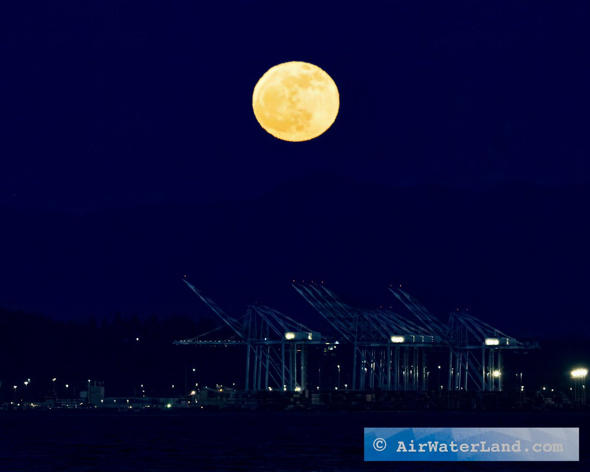 Pink Moon rising over the Cascades. #Tacoma #WAWX #PinkMoon