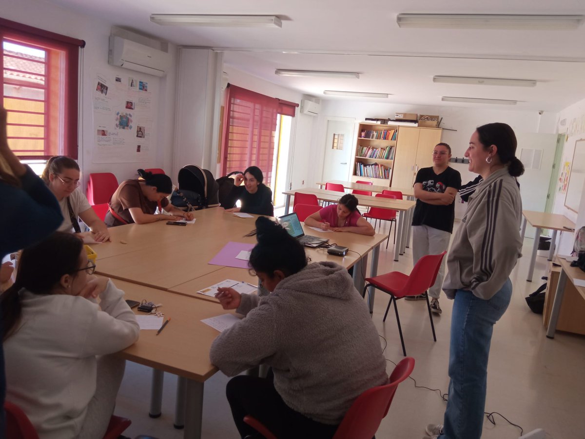 asociacionnaim's tweet photo. Taller: roles y estereotipos d género en los #talleresmaternales @redlacorta a través #CaixaProInfancia @FundlaCaixa.
Este taller forma parte del proyecto #TransformaT, financiado con cargos a los créditos recibidos por @IgualdadGob #ContraLaViolenciadeGenero @malaga https://t.co/wllEyzCB7j