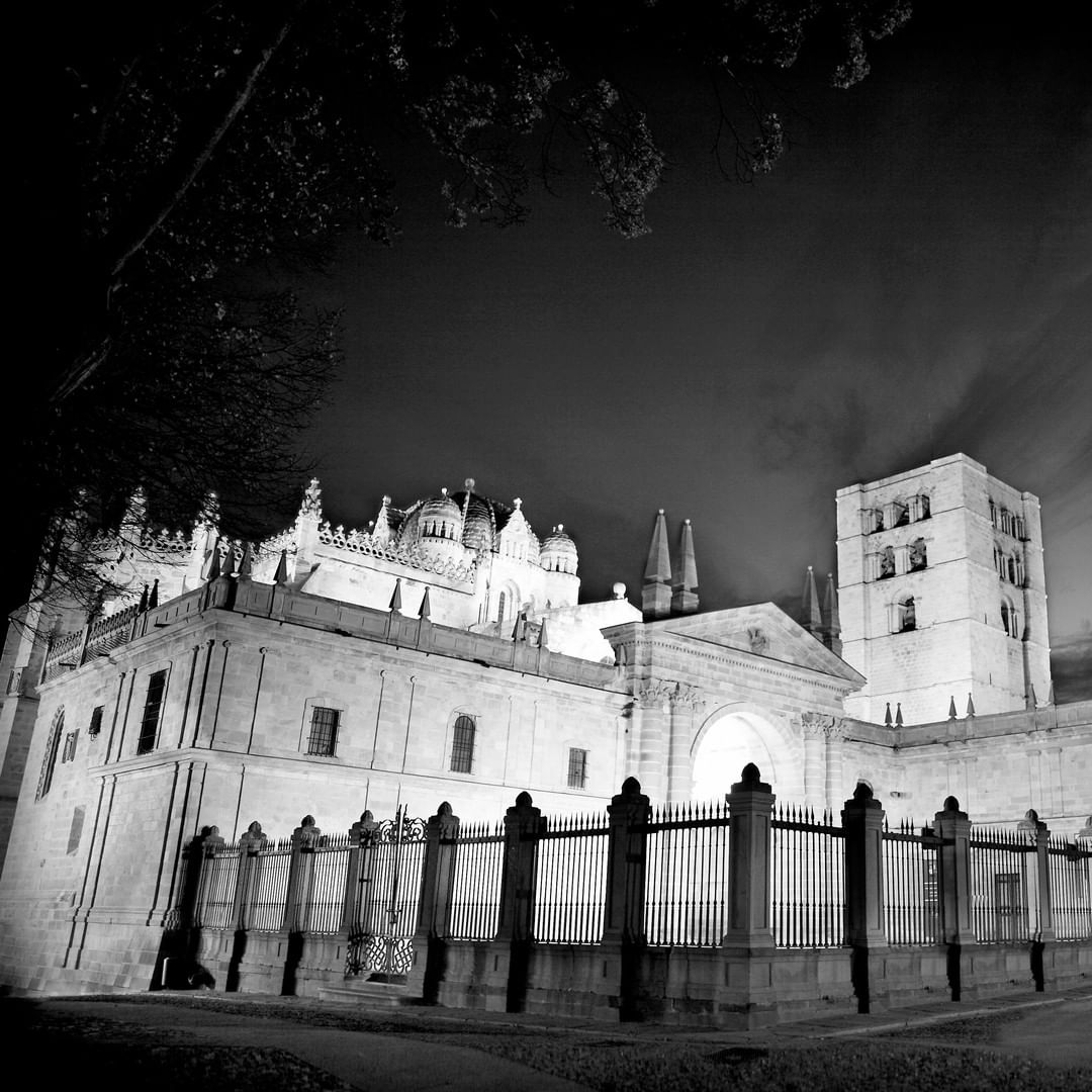 ¿Alguna vez habéis parado a contemplar la belleza nocturna🌙 que esconde la capital? Nosotros queremos despedir la semana con estas impresionantes instantáneas, donde parece que la ciudad duerme...💤 #zamoraenamora💛 #Zamora #noche #cityphotography