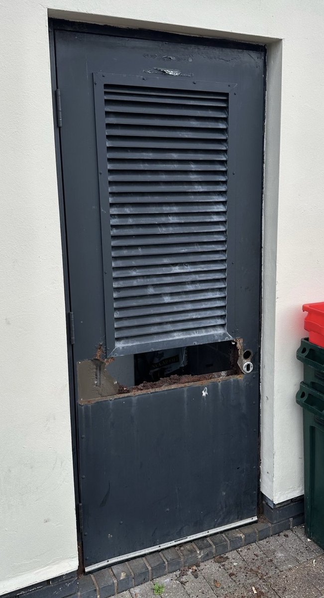 dm2003ltd's tweet photo. Aluminium v Steel (take a look) 

We manufacture aluminium louver doors made to measure so if in need of a replacement give us a call. 
https://t.co/wOUnzTUtOX 

#aluminumlouverdoor #aluminium #doors #servicing #doorrepairs #doorservicing #madeinsheffield 
#louverdoor #teamdm https://t.co/xz06EkLo8V