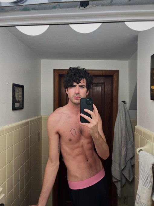 Pre and post morning shower https://t.co/yohK8bMF4N