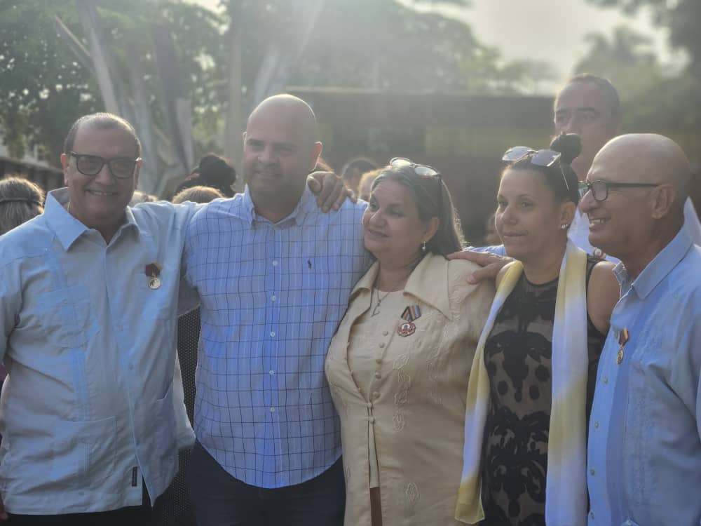 villaclarartex's tweet photo. En la mañana de hoy nuestra Sucursal Artex Villa Clara se llena de júbilo y celebra el otorgamiento de la Medalla Jesús Menéndez al Gerente General y líder de esta sucursal @JorgeLSantana3
@Artex_artecuba
#32aniversarioartexvc 
#CubaEsCultura https://t.co/XjYl2I0R6P