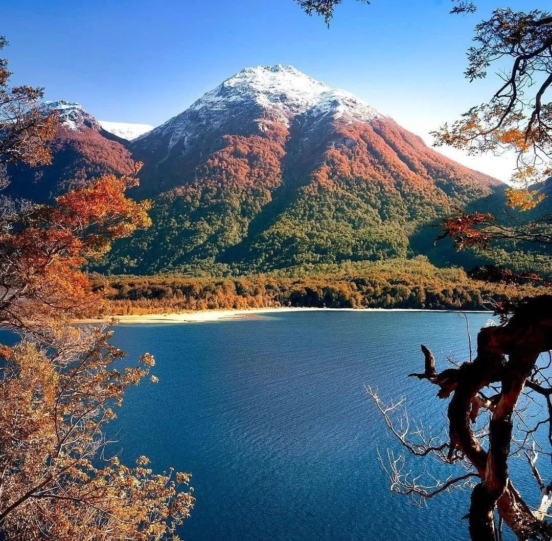 ¡La magia del Otoño llegó a Villa Traful! Patagonia 😍🍂