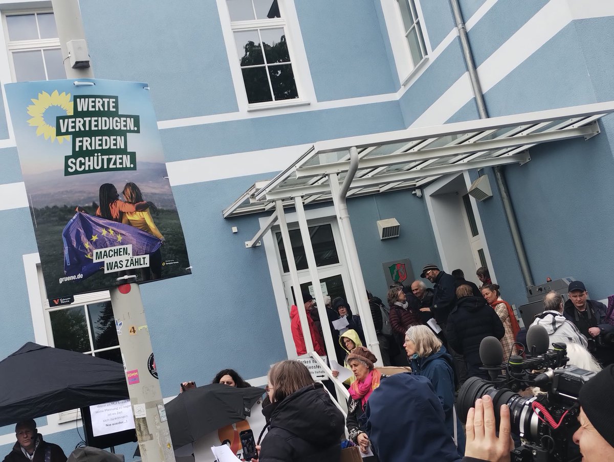Vor dem Arbeitsgericht #Bonn. Wohin man geht, die #Grünen waren schon da. Es ist irgendwie, glaubt man auch nach dem Urteil, deren Republik.
#Guerot #UlrikeGuerot