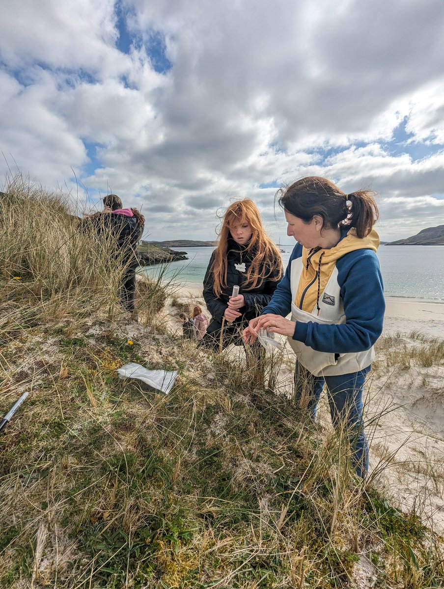 GO-BC and Scottish Blue Carbon Forum chair Prof. Bill Austin has been on the Island of Barra this week, to engage with community groups and P7 primary school-age children as a #STEM ambassador for #BlueCarbon

@StAndrewsSGSD #UHISTEM #outreach