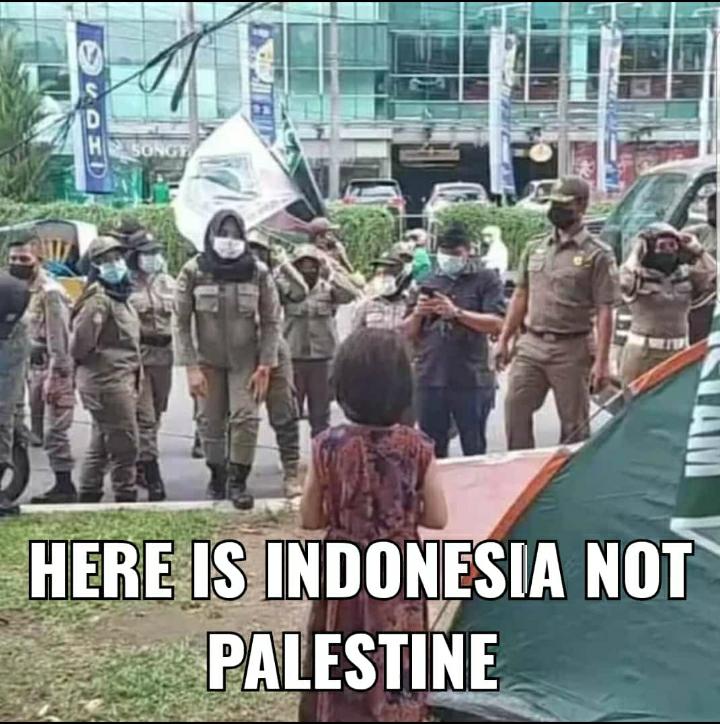 #HelpRefugees_Indonesia
Abusing and torturing refugees by Australia and Indonesia as human shields to prevent the entry of new asylum seekers is immoral and against human rights. @hrw @WgarNews @amnesty @PplJustLikeUs @volker_turk @IntlCrimCourt @chrisluxonmp @POTUS @UN @guardian