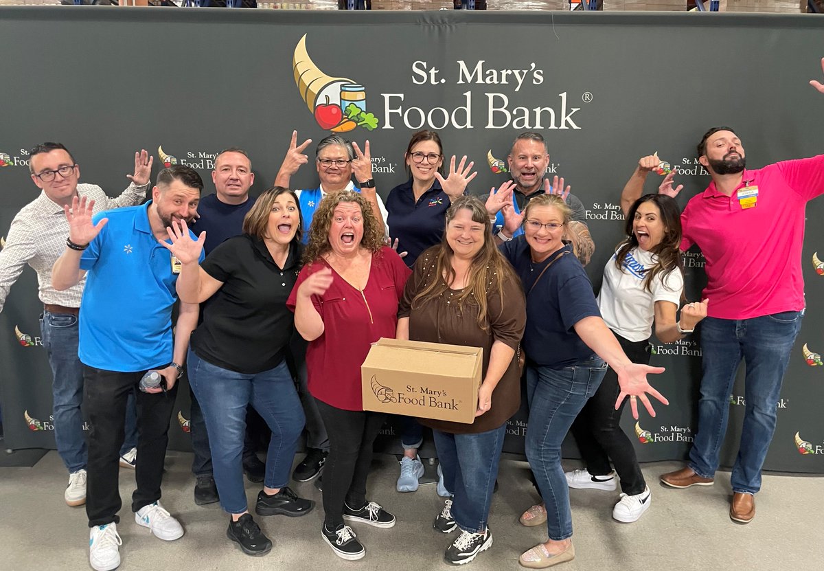 The #endhunger movement is on, and @Walmart associates are in! Thanks to Phoenix staff for volunteering with us. Join the #fighthungersparkchange campaign to make a difference in Arizona. Learn more: ow.ly/mtRl50RmlYR