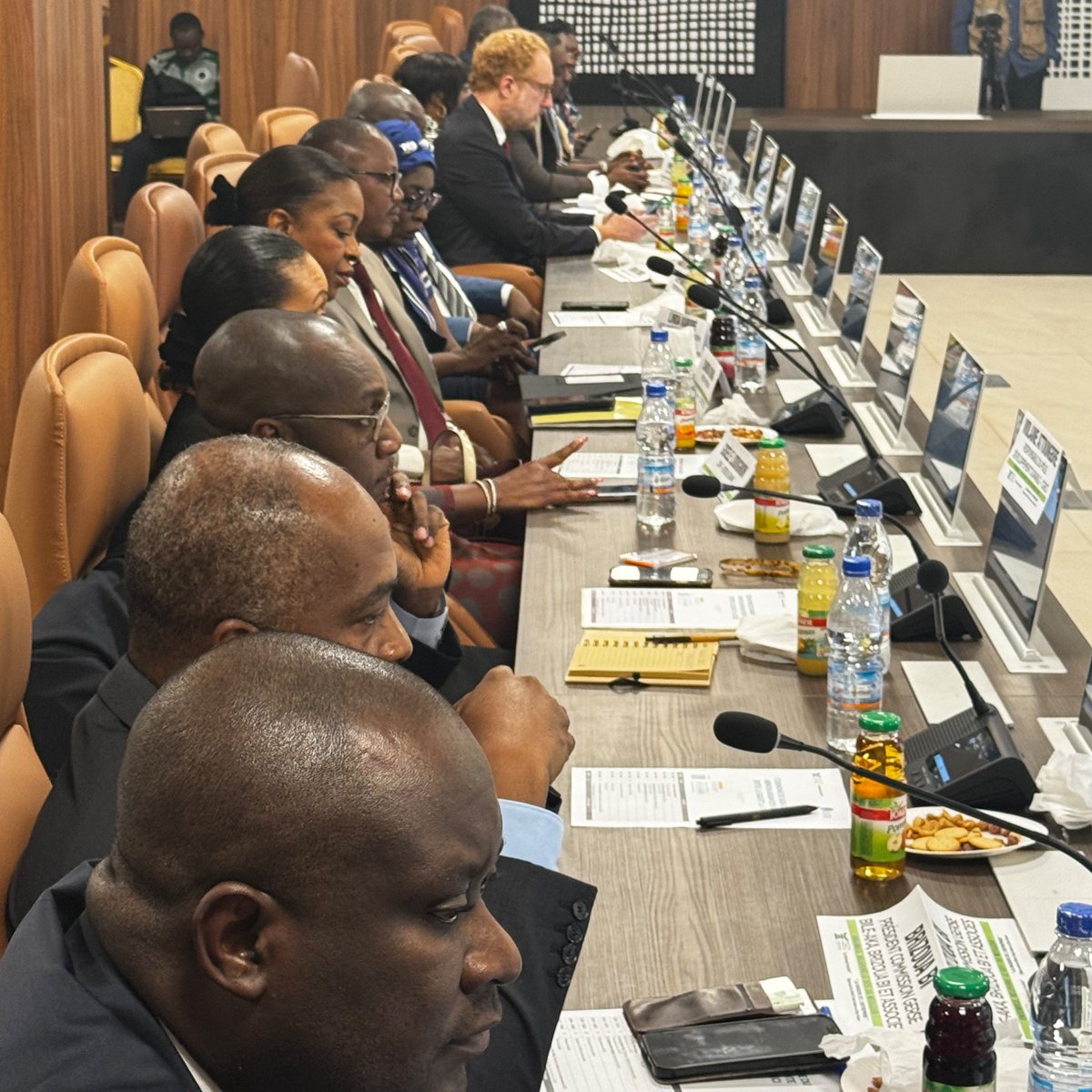 GGGIAfrica's tweet photo. #HappeningNow: 
The @gggi_hq signs a memorandum of understanding with @Cgeci_Officiel  to partner in finding solutions to environmental challenges and foster #greengrowth opportunities in Côte d'Ivoire. 

#GreenGrowth #Greenenergy #CircularEconomy #GGGI https://t.co/0LuPEncAIT