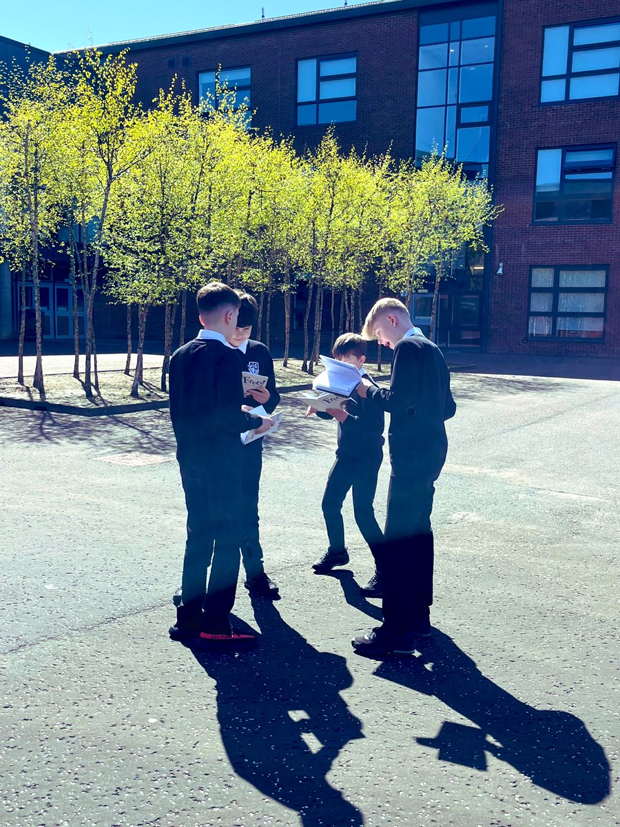 1D enjoying our outdoor learning space @clydeview_a to prepare a scene from our play before acting them out for the class 🎭 great work from my superstars @CAEnglishDept
