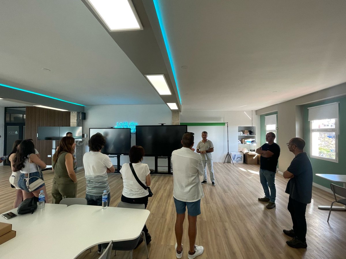 Hoy hemos compartido una jornada de Job Shadowing de profesorado portugués del Centro Agrupamento de Escolas Vieira de Araújo en el que hemos compartido visiones, proyectos y experiencias entre los dos centros y programados futuras alianzas para proyectos Erasmus.