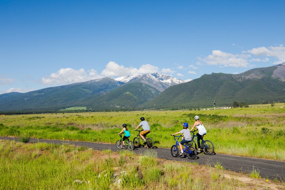 Whether you're hiking, biking, or simply taking in the views, you'll find endless opportunities for adventure and discovery this spring in @glaciernps as well as along Western Montana’s scenic travel corridors. bit.ly/3GgSFXN 📷: Noah Couser #GlacierMT