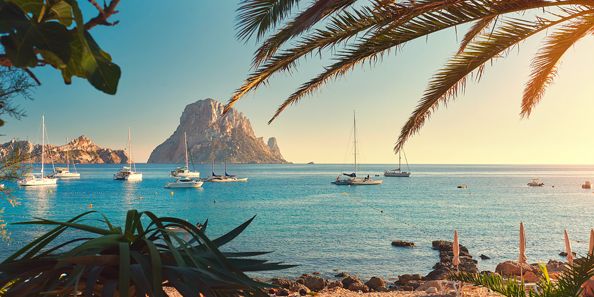 #Ibiza is a paradise of white sand and turquoise waters in the Mediterranean Sea. 😍 Let yourself be captivated by its small coves, tranquil villages, and dreamy sunsets. 🌅💙 👉 tinyurl.com/yc269prr #VisitSpain #SpainCoast @BalearicTour