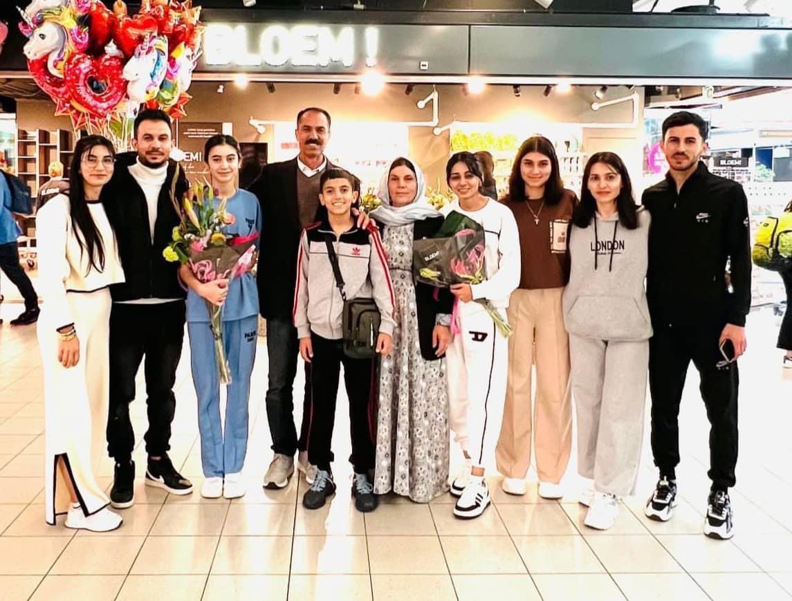 farhadbarakat's tweet photo. An Ezidi family arrives in the Netherlands 🇳🇱 

After almost 10 years of living in IDP camps in Kurdistan, an Ezidi family decides to leave the hell of the camps and start a new life in Europe. 

We wish all the best for them in their new country 😍🙏 https://t.co/6cGrerVEB9