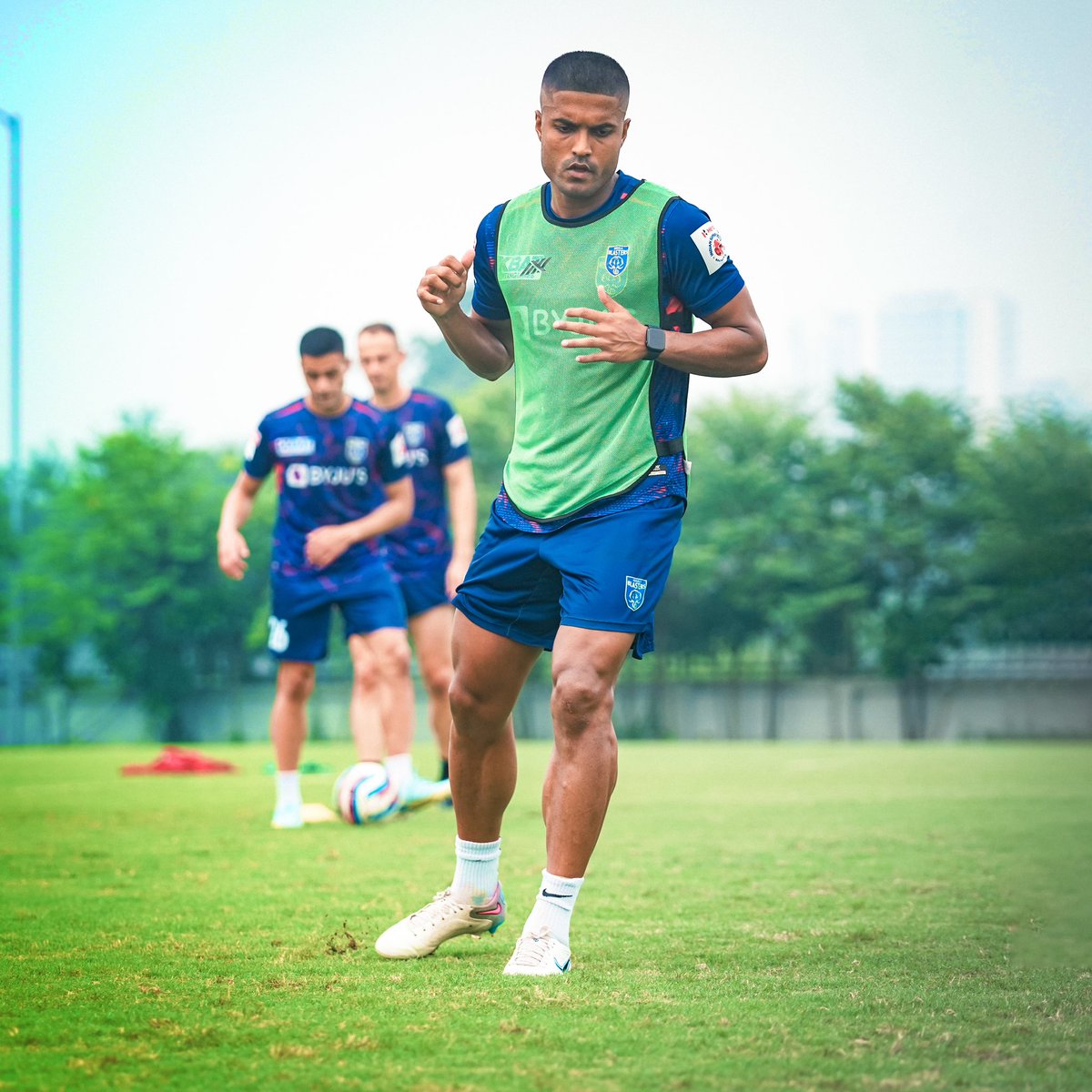 PRsports's tweet photo. বিশেষ সূত্রে জানা যাচ্ছে, ইস্টবেঙ্গল থেকে প্রীতম কোটালের কাছে কোনও ফোন যায়নি। ইস্টবেঙ্গলে আসা নিয়ে কারও সঙ্গে কোনও কথা বলেননি তিনি।       
According to special sources, no call went to @KotalPritam   from East Bengal. He did not talk to anyone about coming to East Bengal https://t.co/6gbZ4ktvos