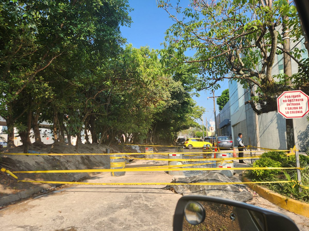 Meeeeee0013's tweet photo. @CAMdeSantaTecla residencial después de el ex club maya y las ramblas cerrada  la calle hacia la pirámide merliot .La han bloqueado  en estos momentos según vigilantes es orden de presidencia interna. no se sabe si son trabajos.cero paso @PNCSV @ddovia #traficosv https://t.co/REUx77kTci